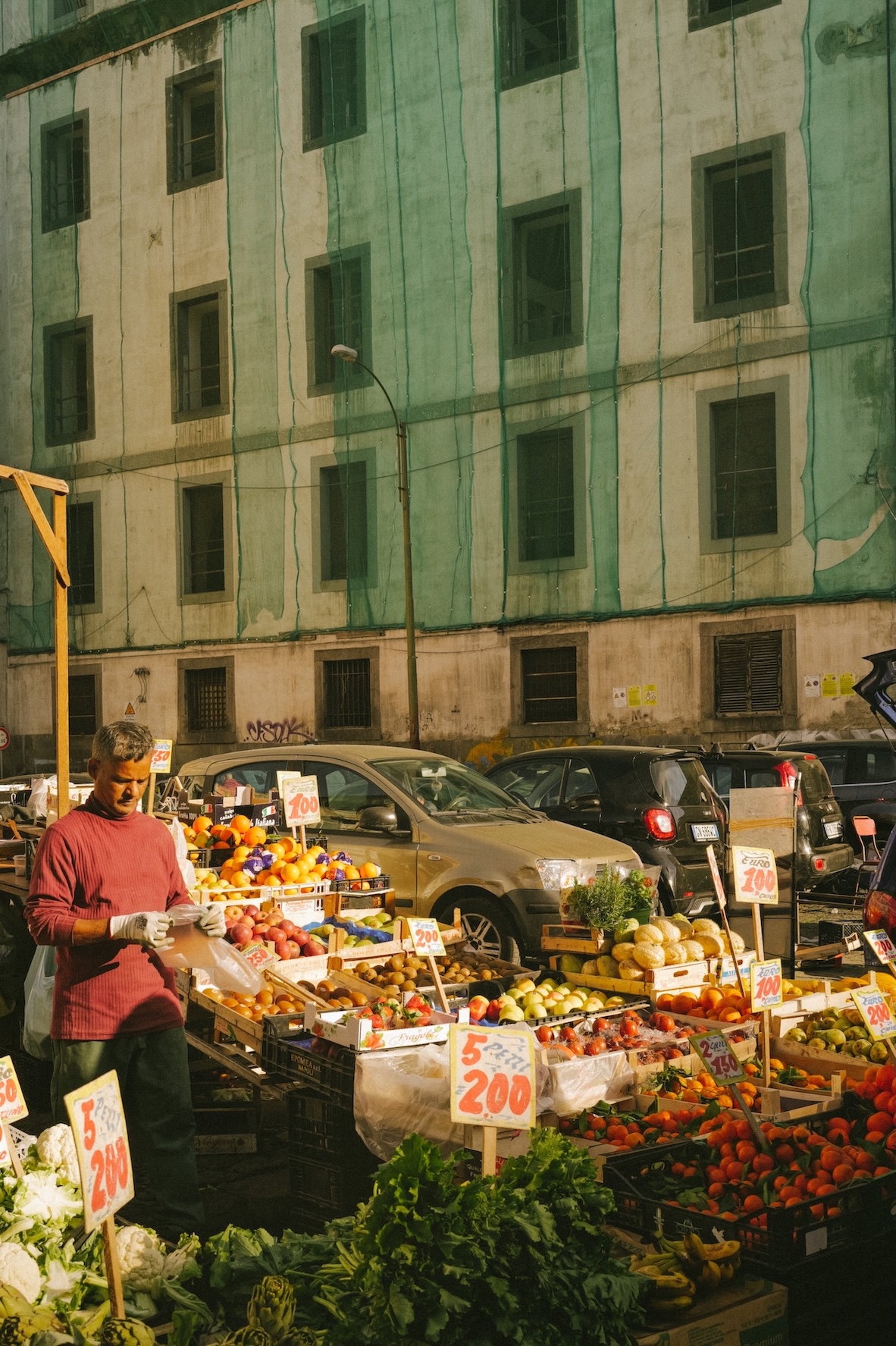 當時很多商人都不識字，需要有人把價格寫出來展示給顧客看。這份特有的市場需求漸漸發展成一種專門職業，也變成一種街頭藝術